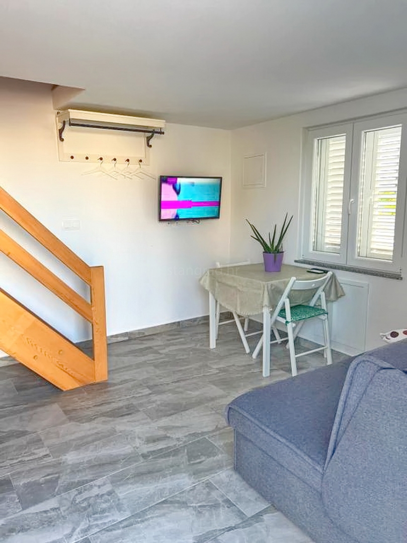 Omišalj, luksuzna stanovanjska stavba z apartmaji in penthouseom!