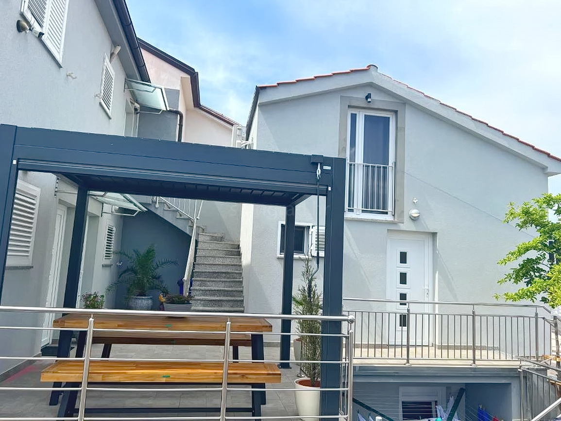 Omišalj, luksuzna stanovanjska stavba z apartmaji in penthouseom!