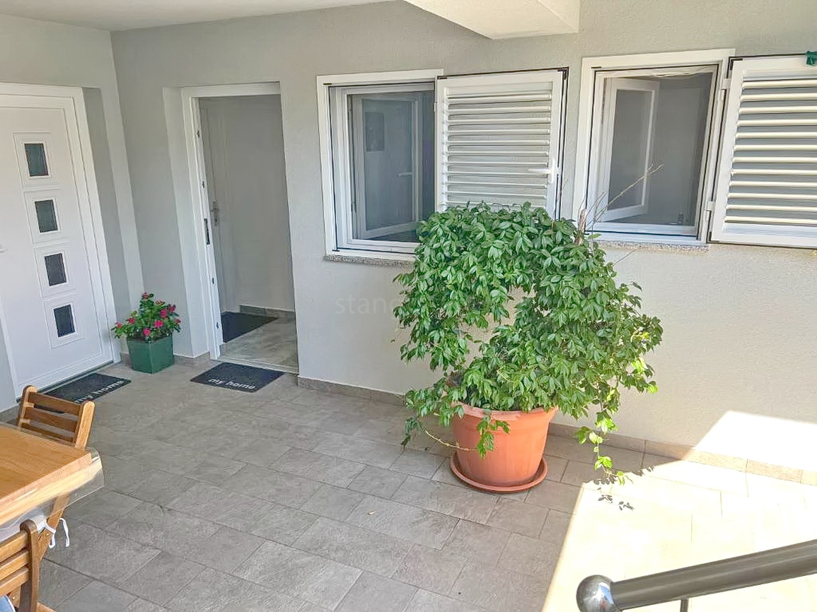 Omišalj, luksuzna stanovanjska stavba z apartmaji in penthouseom!