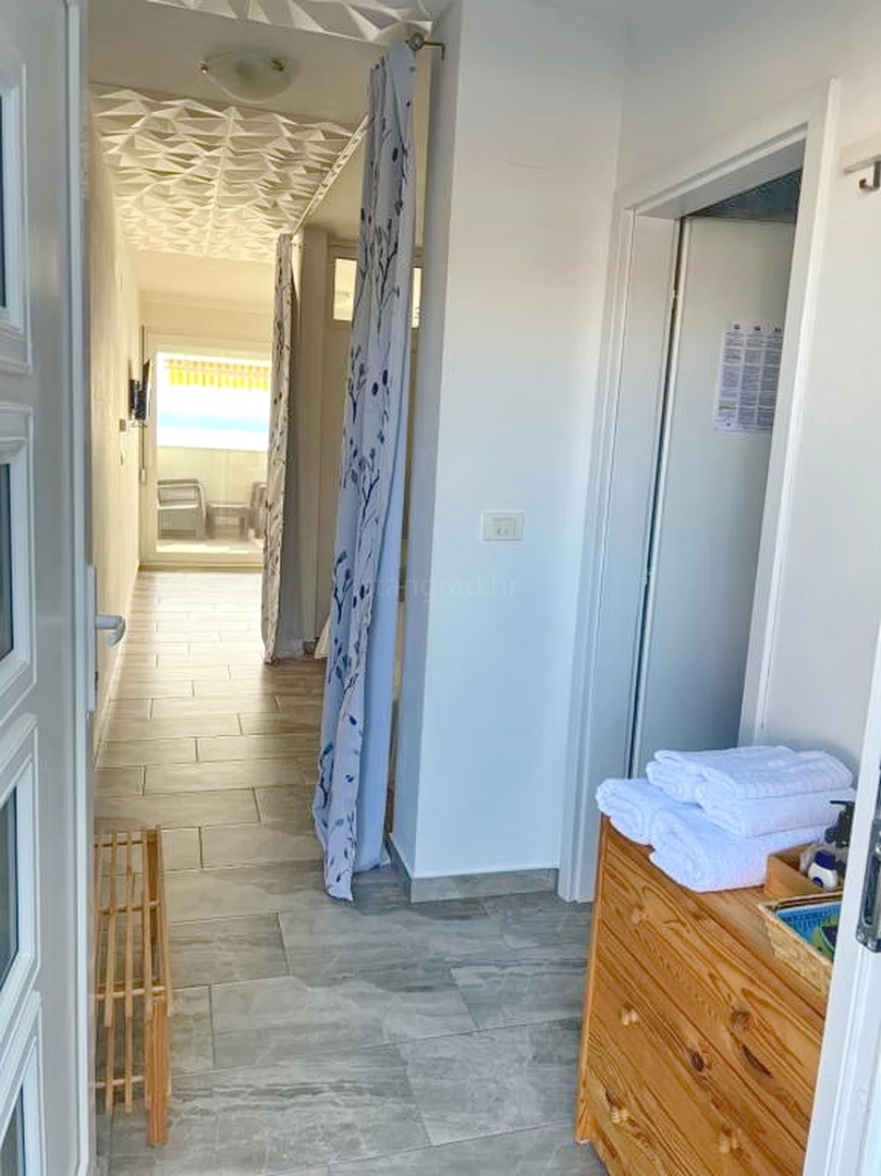 Omišalj, luksuzna stanovanjska stavba z apartmaji in penthouseom!
