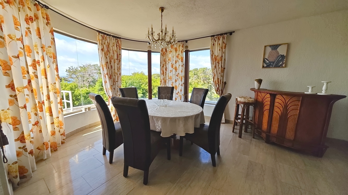 Krk, samostojna hiša s 3 apartmaji v neposredni bližini morja!