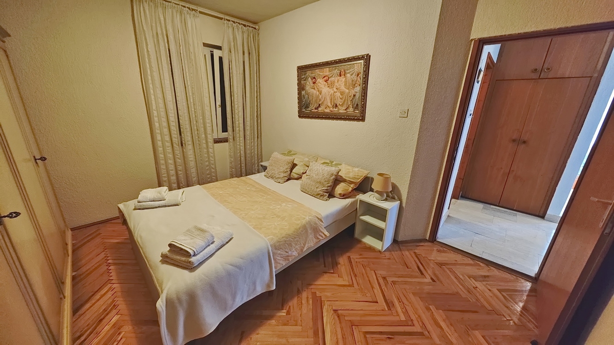 Krk, samostojna hiša s 3 apartmaji v neposredni bližini morja!