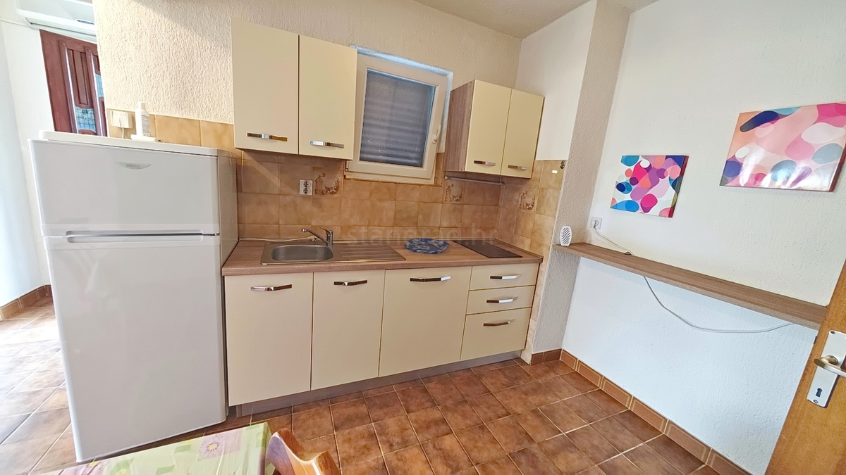 Krk, samostojna hiša s 3 apartmaji v neposredni bližini morja!