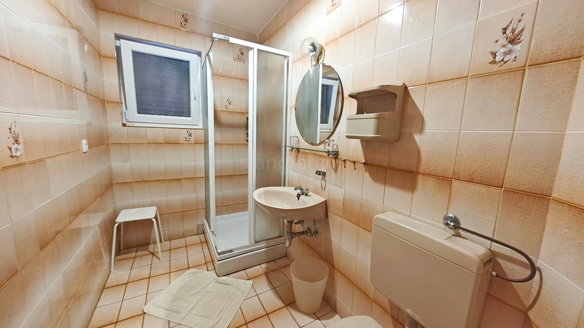 Krk, samostojna hiša s 3 apartmaji v neposredni bližini morja!