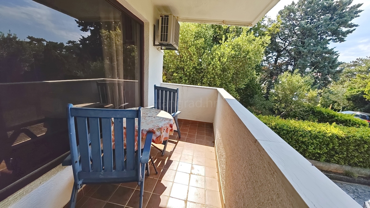 Krk, samostojna hiša s 3 apartmaji v neposredni bližini morja!