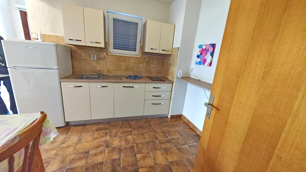 Krk, samostojna hiša s 3 apartmaji v neposredni bližini morja!