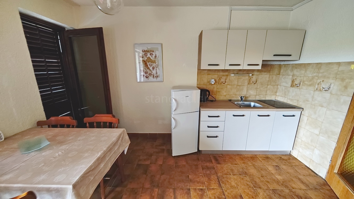 Krk, samostojna hiša s 3 apartmaji v neposredni bližini morja!