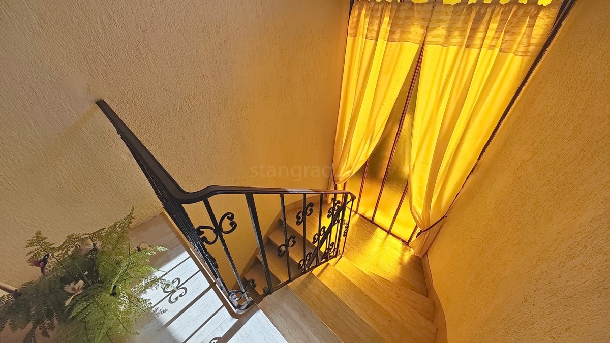 Krk, samostojna hiša s 3 apartmaji v neposredni bližini morja!