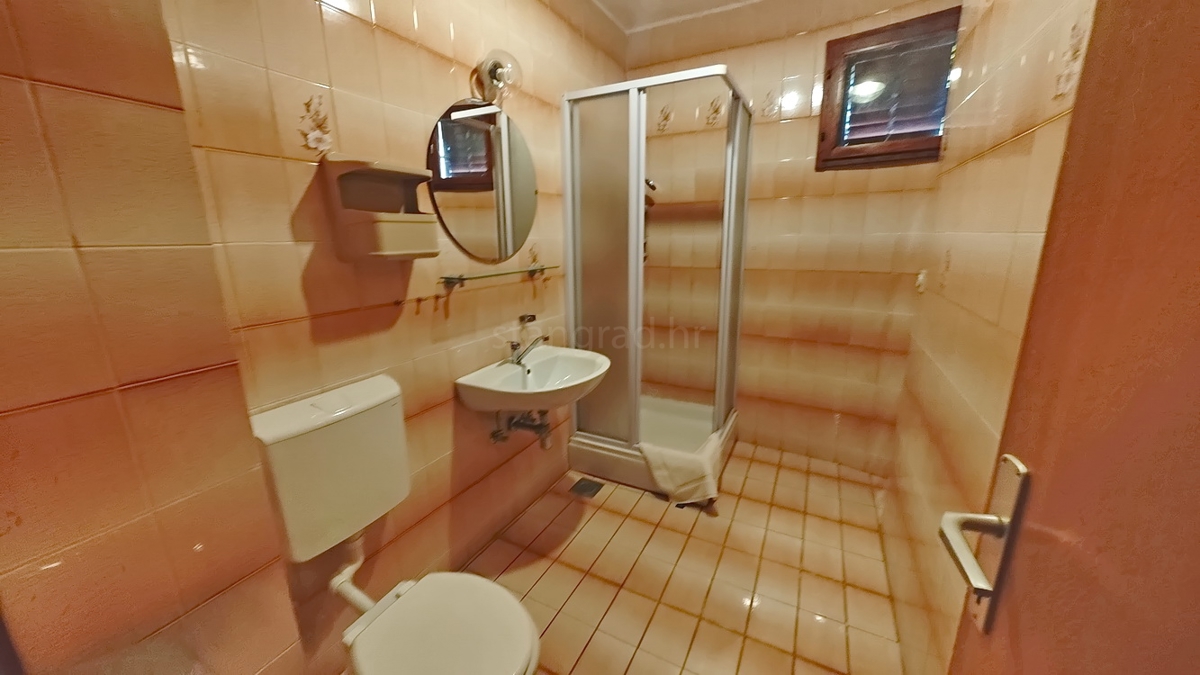 Krk, samostojna hiša s 3 apartmaji v neposredni bližini morja!