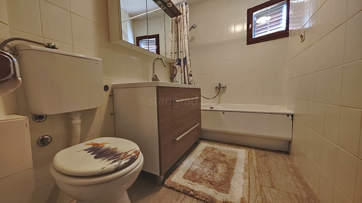 Krk, samostojna hiša s 3 apartmaji v neposredni bližini morja!