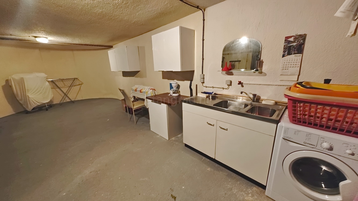 Krk, samostojna hiša s 3 apartmaji v neposredni bližini morja!