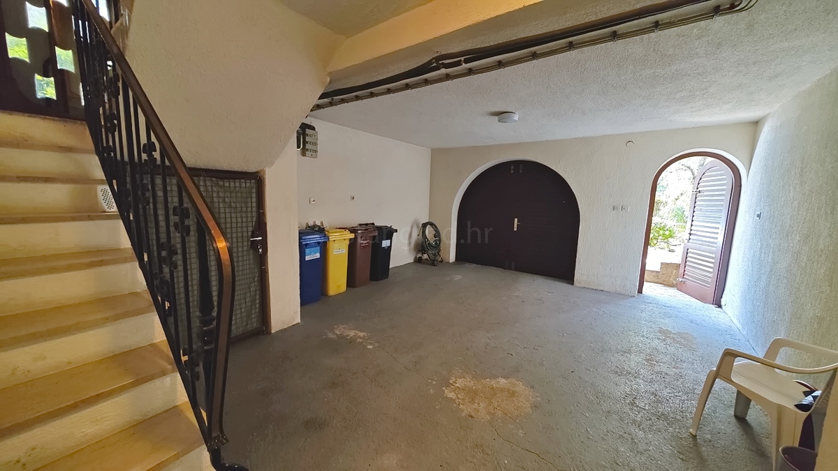 Krk, samostojna hiša s 3 apartmaji v neposredni bližini morja!