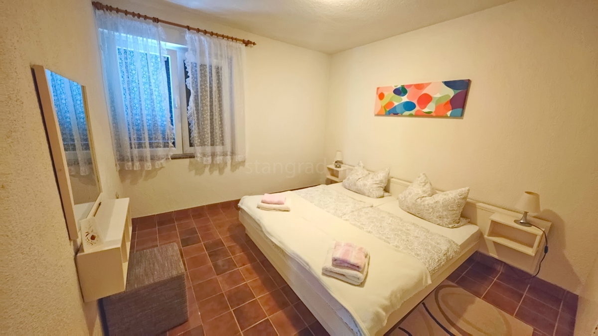 Krk, samostojna hiša s 3 apartmaji v neposredni bližini morja!