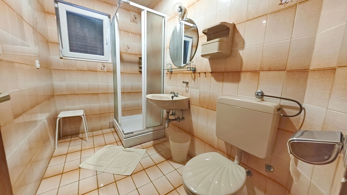 Krk, samostojna hiša s 3 apartmaji v neposredni bližini morja!