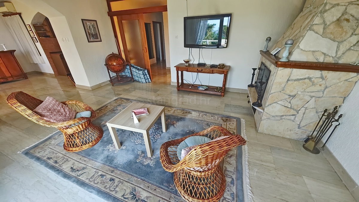 Krk, samostojna hiša s 3 apartmaji v neposredni bližini morja!