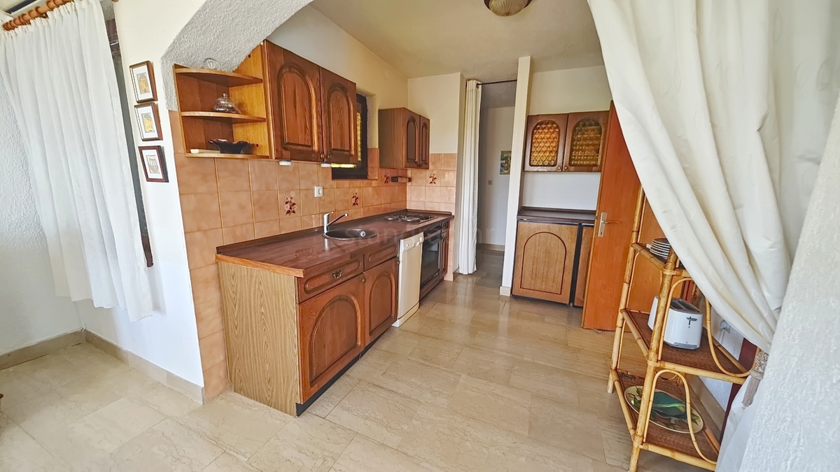 Krk, samostojna hiša s 3 apartmaji v neposredni bližini morja!