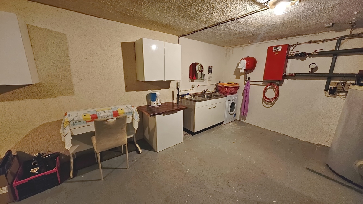 Krk, samostojna hiša s 3 apartmaji v neposredni bližini morja!