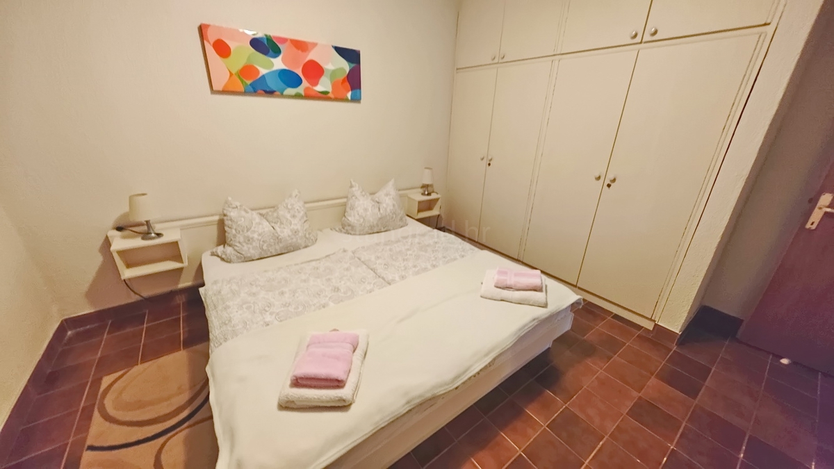 Krk, samostojna hiša s 3 apartmaji v neposredni bližini morja!