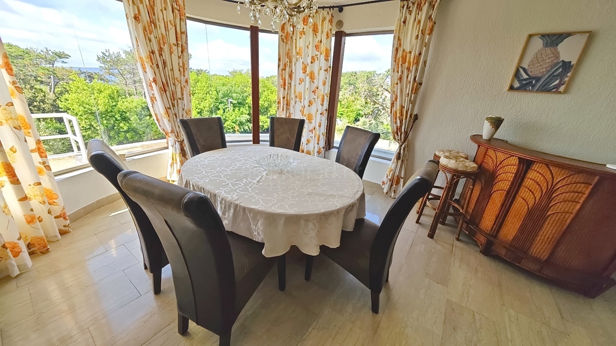 Krk, samostojna hiša s 3 apartmaji v neposredni bližini morja!