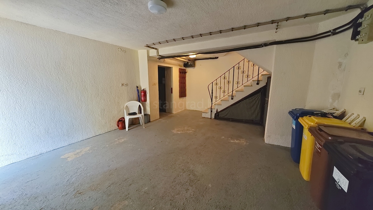 Krk, samostojna hiša s 3 apartmaji v neposredni bližini morja!