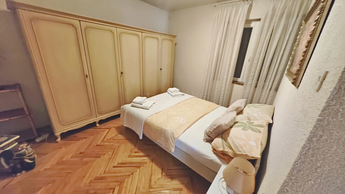 Krk, samostojna hiša s 3 apartmaji v neposredni bližini morja!