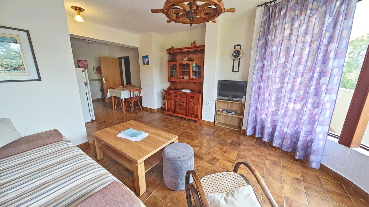 Krk, samostojna hiša s 3 apartmaji v neposredni bližini morja!