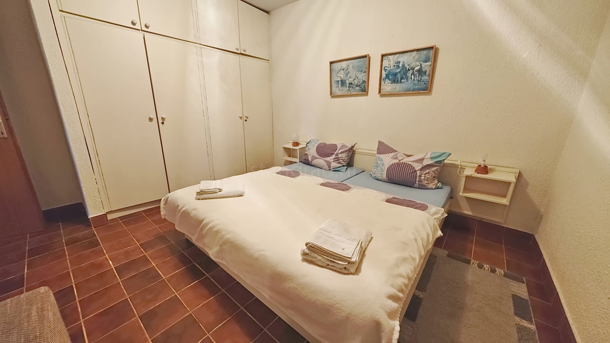 Krk, samostojna hiša s 3 apartmaji v neposredni bližini morja!