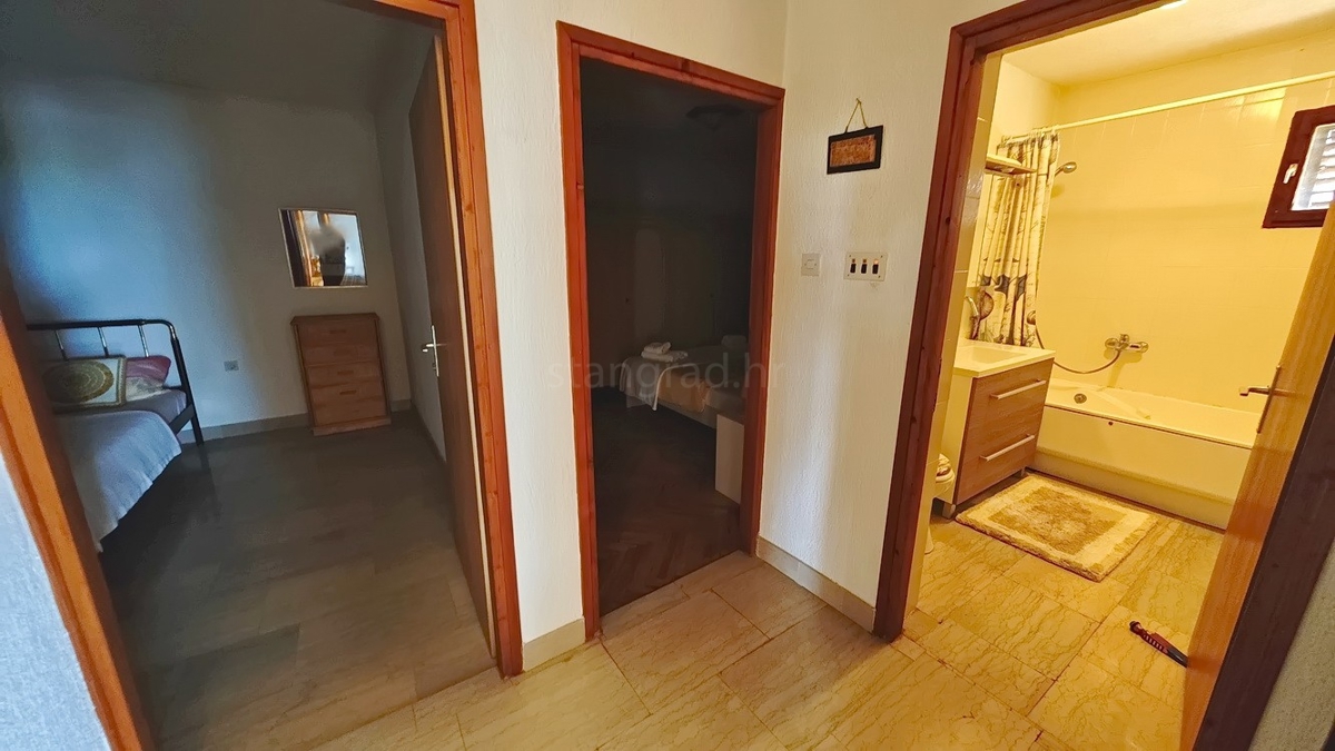 Krk, samostojna hiša s 3 apartmaji v neposredni bližini morja!