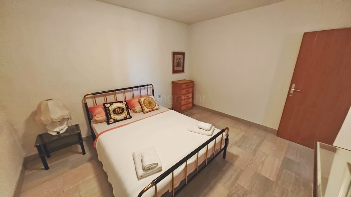 Krk, samostojna hiša s 3 apartmaji v neposredni bližini morja!