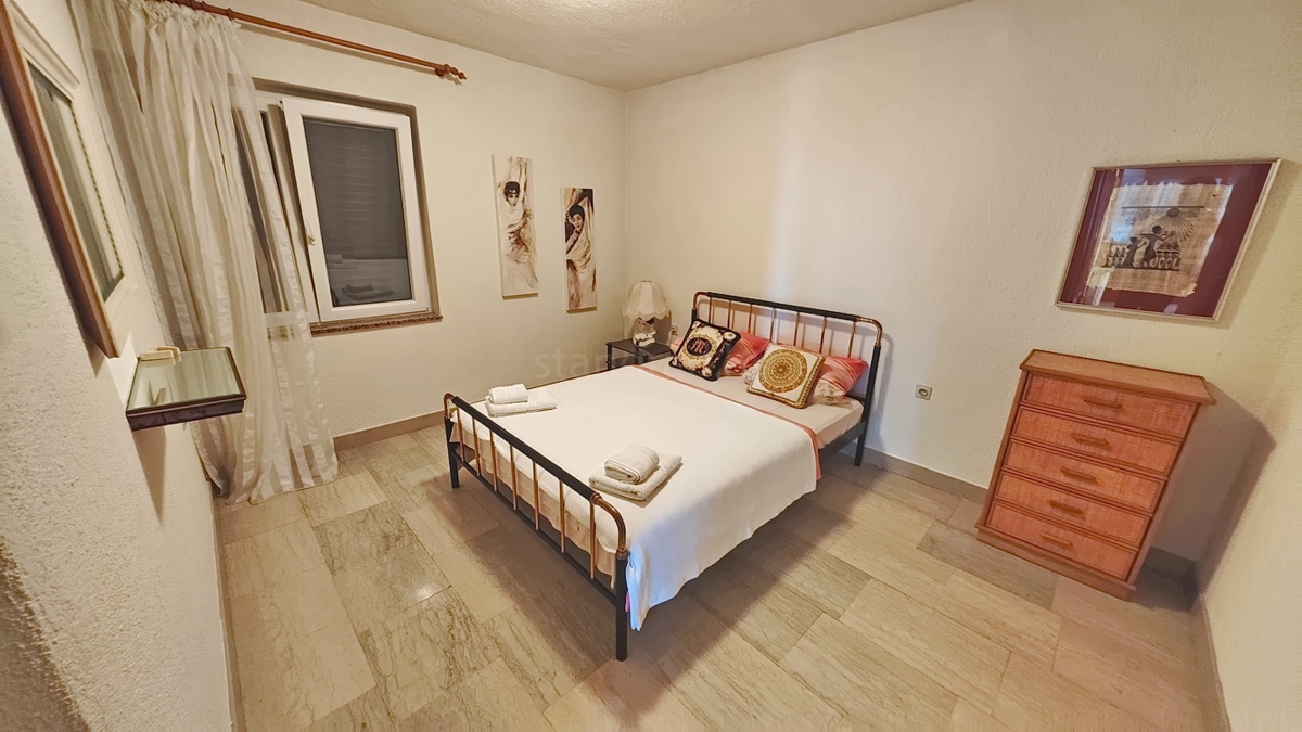 Krk, samostojna hiša s 3 apartmaji v neposredni bližini morja!