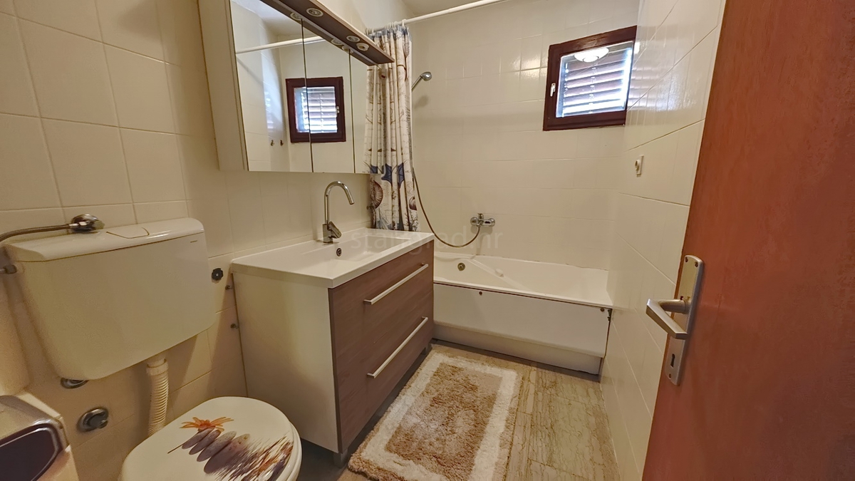 Krk, samostojna hiša s 3 apartmaji v neposredni bližini morja!