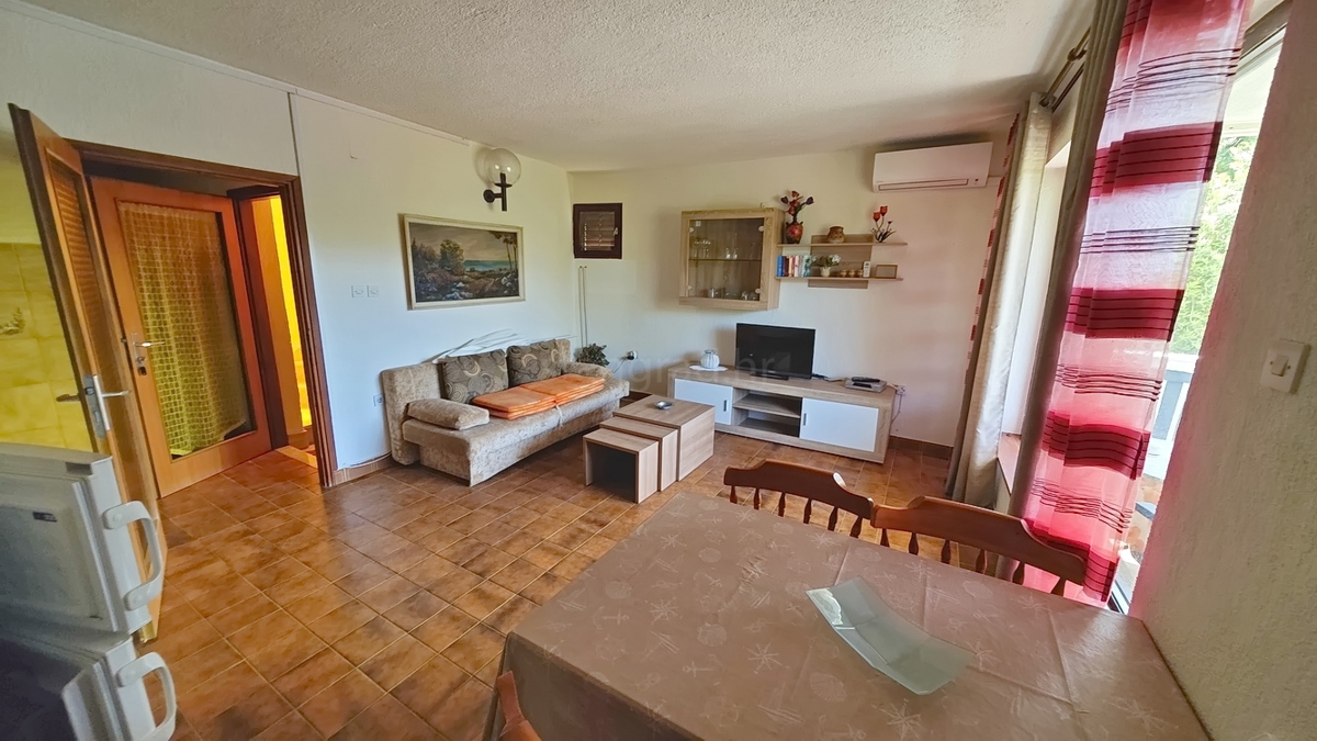 Krk, samostojna hiša s 3 apartmaji v neposredni bližini morja!