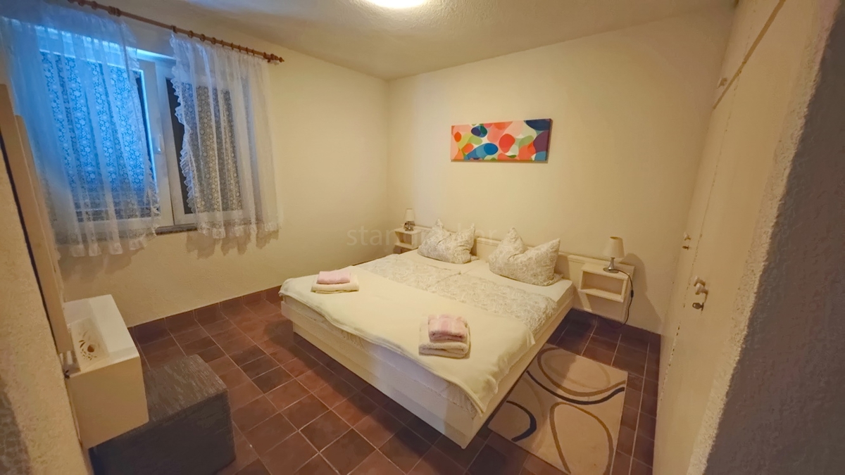 Krk, samostojna hiša s 3 apartmaji v neposredni bližini morja!