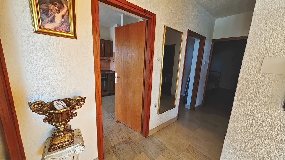 Krk, samostojna hiša s 3 apartmaji v neposredni bližini morja!