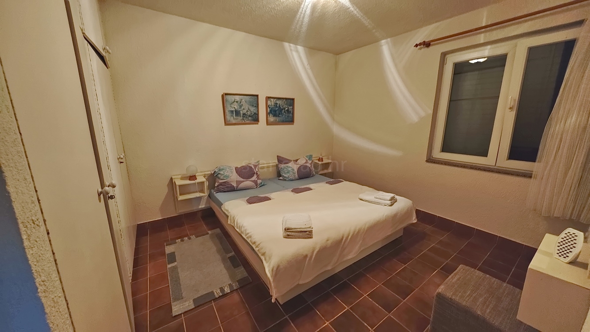 Krk, samostojna hiša s 3 apartmaji v neposredni bližini morja!