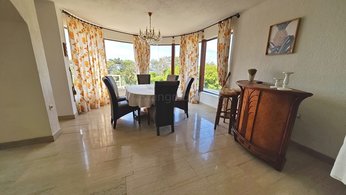 Krk, samostojna hiša s 3 apartmaji v neposredni bližini morja!