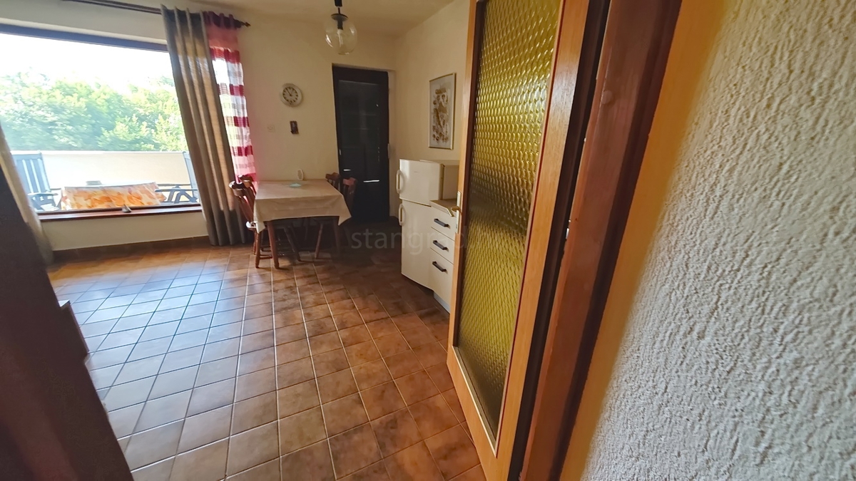 Krk, samostojna hiša s 3 apartmaji v neposredni bližini morja!