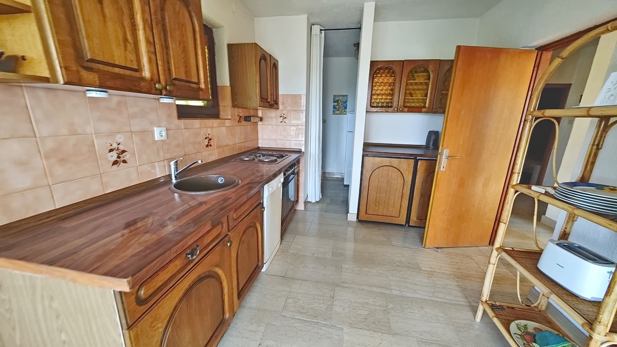Krk, samostojna hiša s 3 apartmaji v neposredni bližini morja!