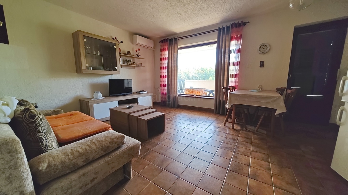 Krk, samostojna hiša s 3 apartmaji v neposredni bližini morja!