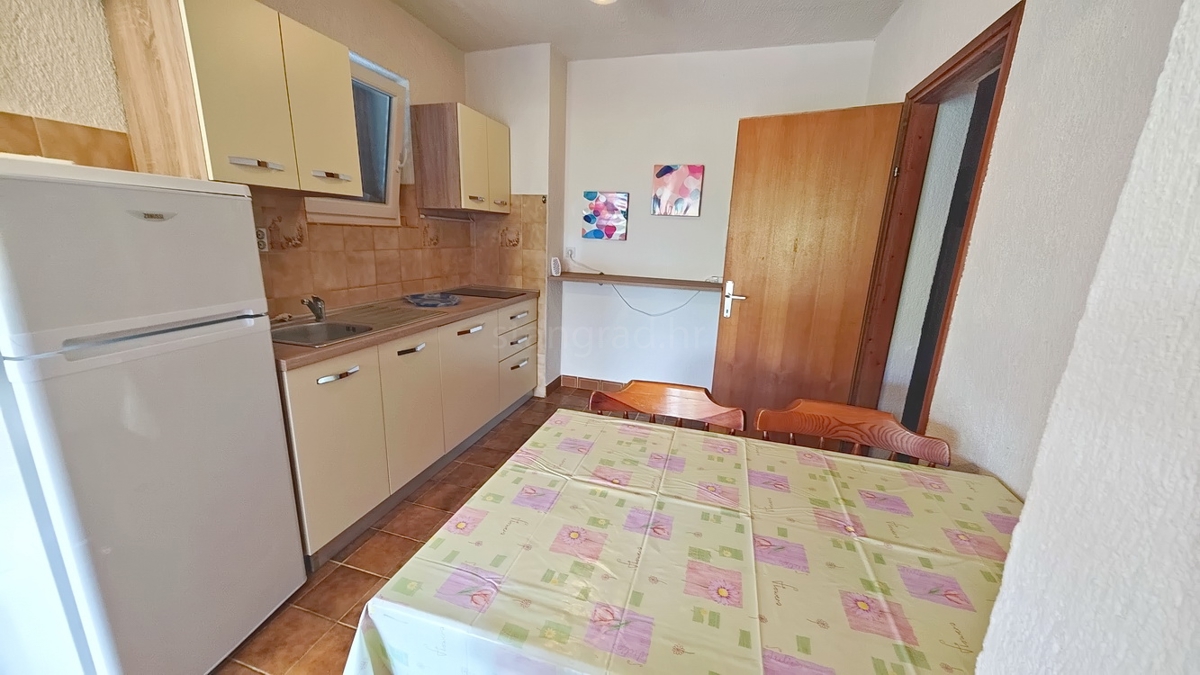 Krk, samostojna hiša s 3 apartmaji v neposredni bližini morja!