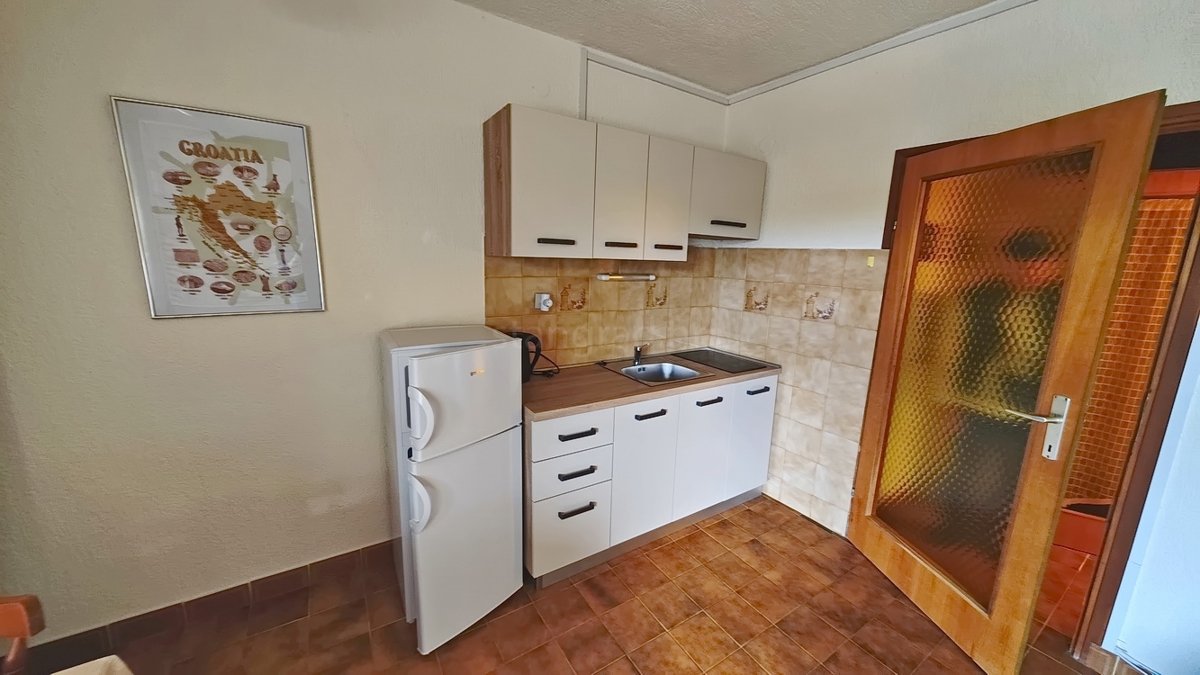 Krk, samostojna hiša s 3 apartmaji v neposredni bližini morja!