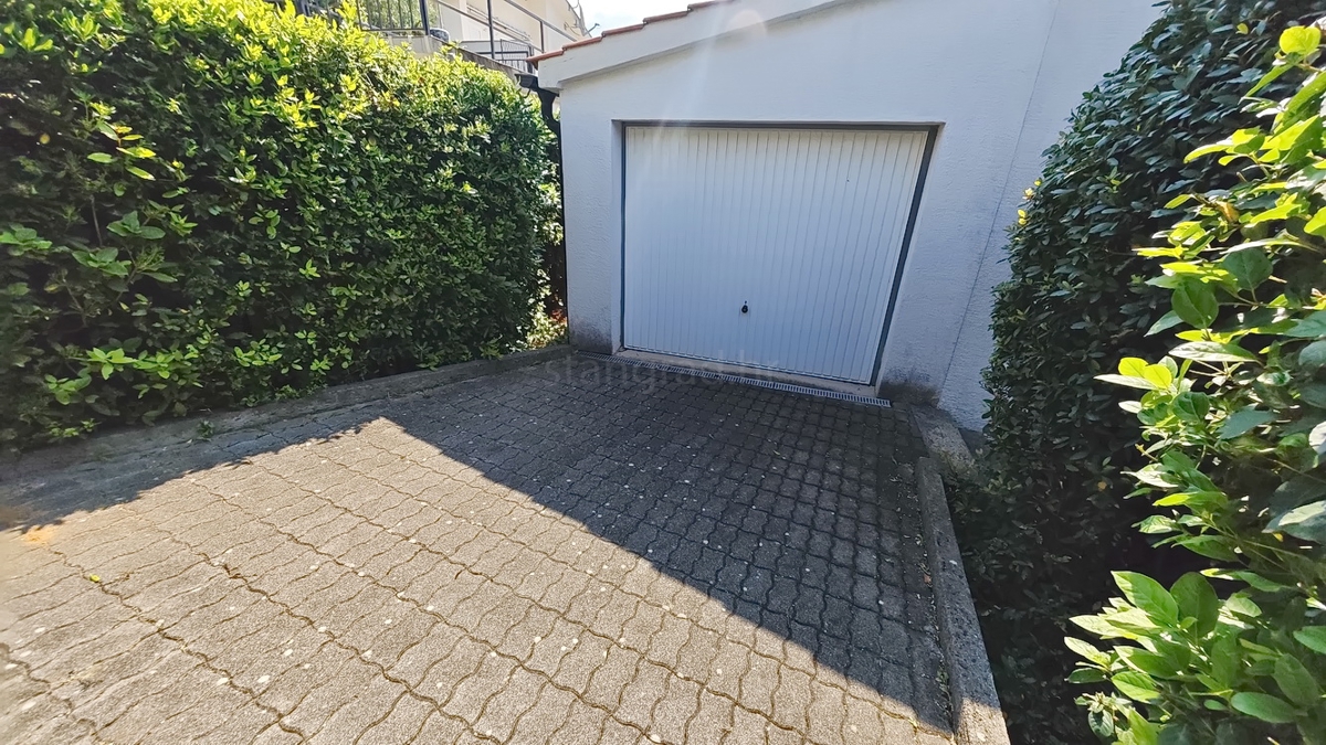 Krk, samostojna hiša s 3 apartmaji v neposredni bližini morja!