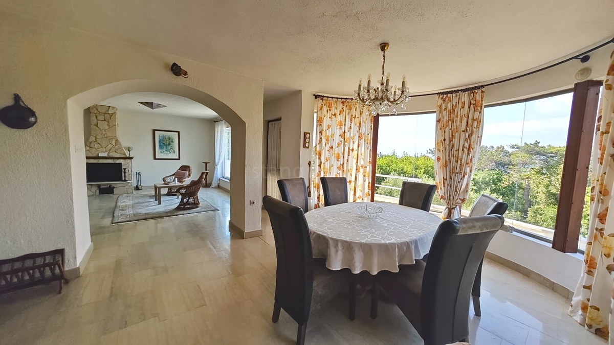 Krk, samostojna hiša s 3 apartmaji v neposredni bližini morja!