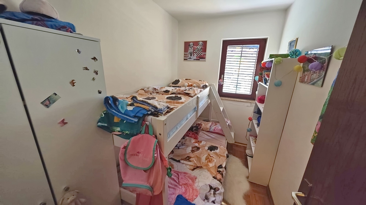 Punat, prostorno trisobno stanovanje z vrtom!