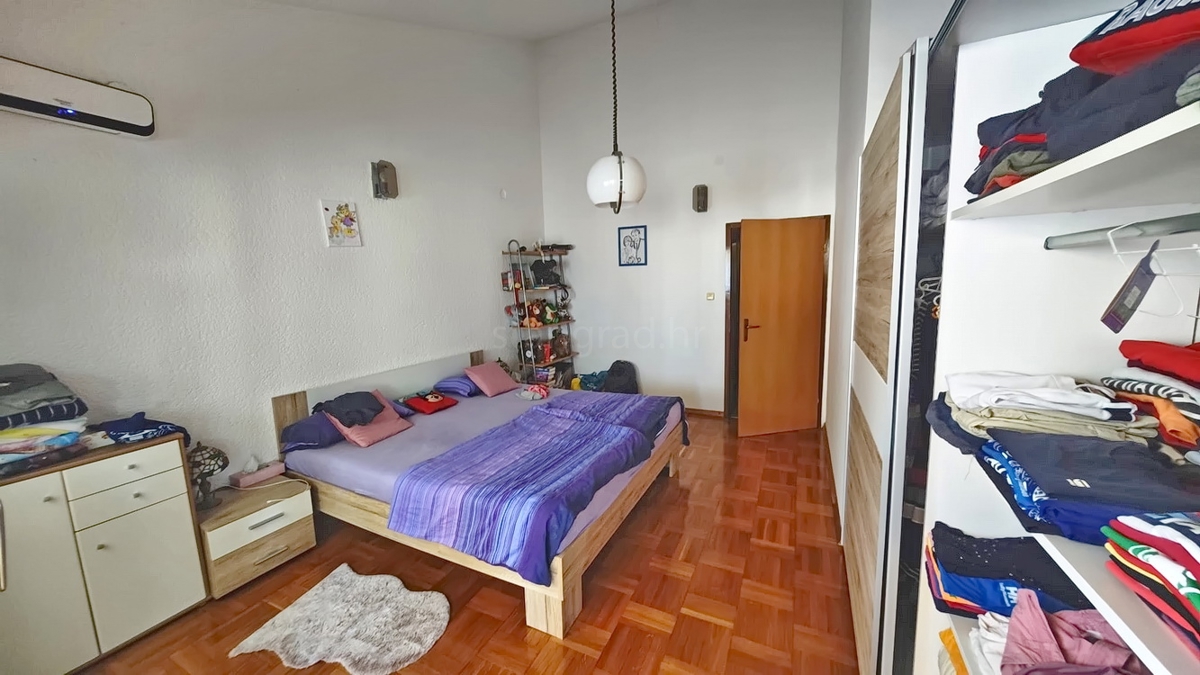 Punat, prostorno trisobno stanovanje z vrtom!