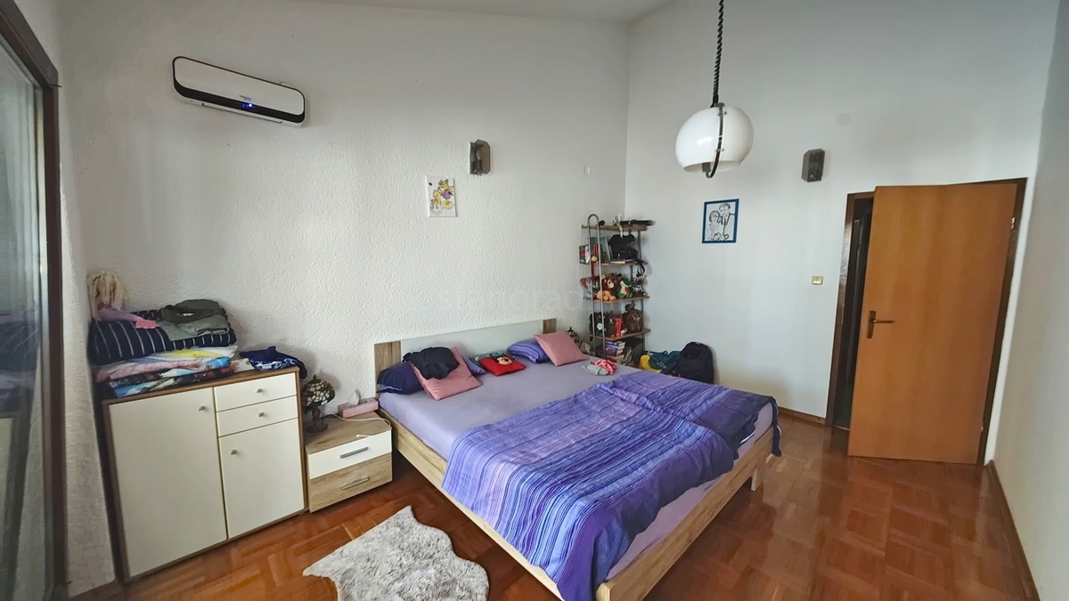 Punat, prostorno trisobno stanovanje z vrtom!