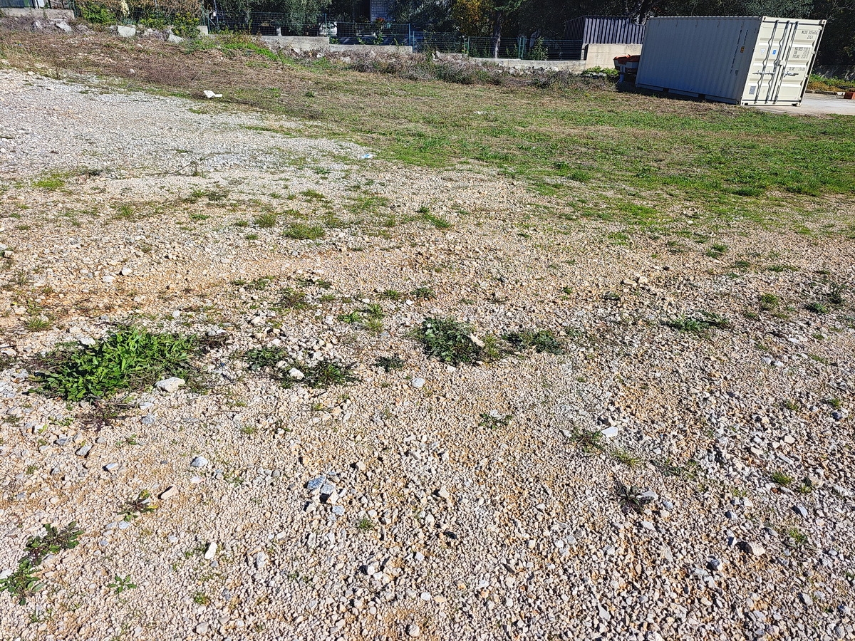 Območje Krka, pravilno gradbeno zemljišče s projektom in gradbenim dovoljenjem!