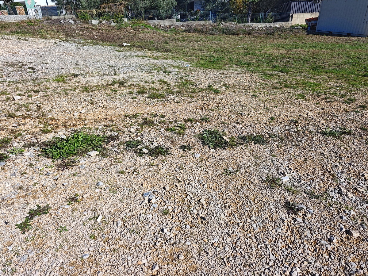 Območje Krka, pravilno gradbeno zemljišče s projektom in gradbenim dovoljenjem!