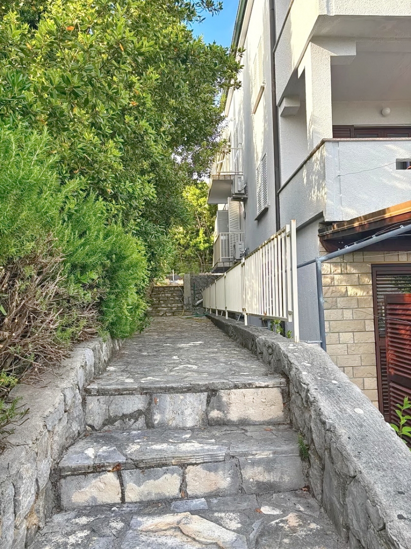 Krk, dvonadstropno stanovanje blizu morja!