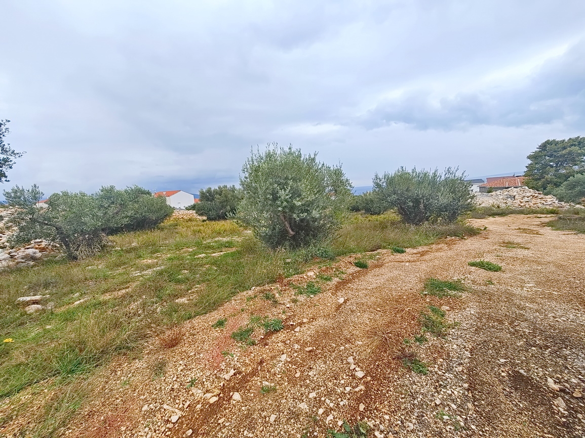 Krk, pravilno zazidljivo zemljišče na odlični lokaciji v bližini morja!